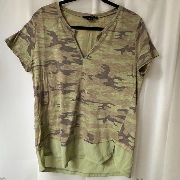 Sanctuary Tops - Sanctuary camouflage pattern T-shirt.    ‎    Size extra large. New without tags